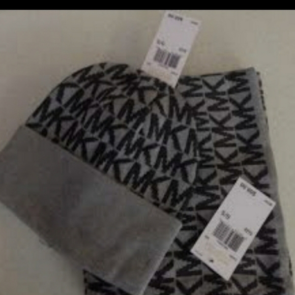 Michael kors ladies scarf, beanie and gloves  matching set - Picture 3 of 8